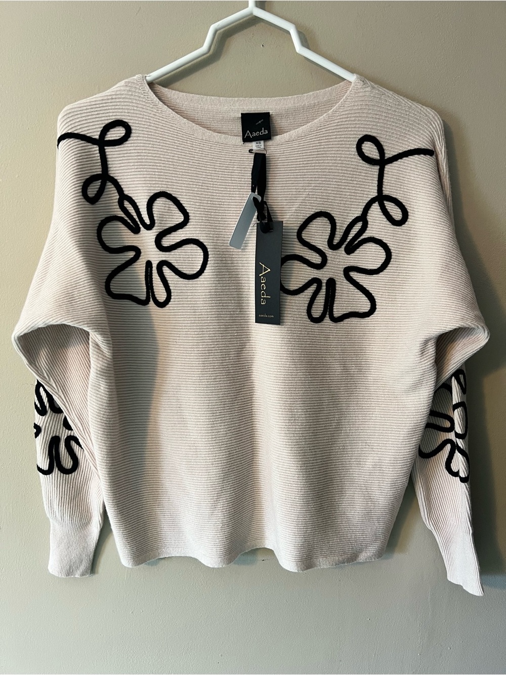 Aaeda NWT pullover beige and black floral boat neck sweater size XS.